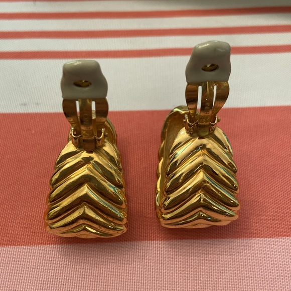 Pair vintage CINER clip earrings w pave set rhinestones & chevron design. Signed - Picture 2 of 5